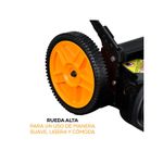 Cortagrama a gas Poulan de 21 pulgadas con bolsa 3 en 1 y 150 cc, detalle cercano de la rueda alta color naranja