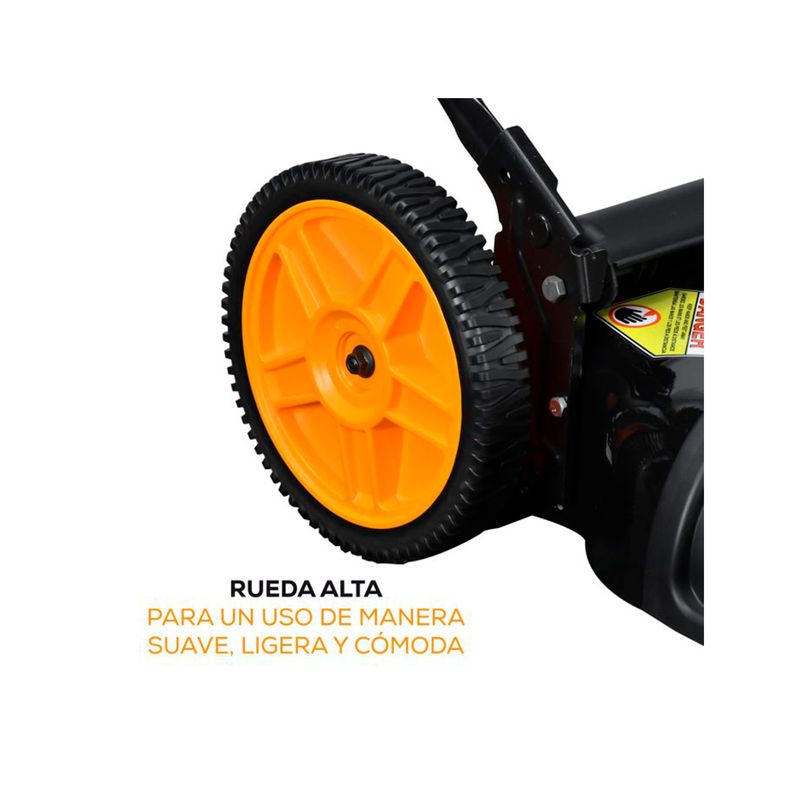 Cortagrama a gas Poulan de 21 pulgadas con bolsa 3 en 1 y 150 cc, detalle cercano de la rueda alta color naranja