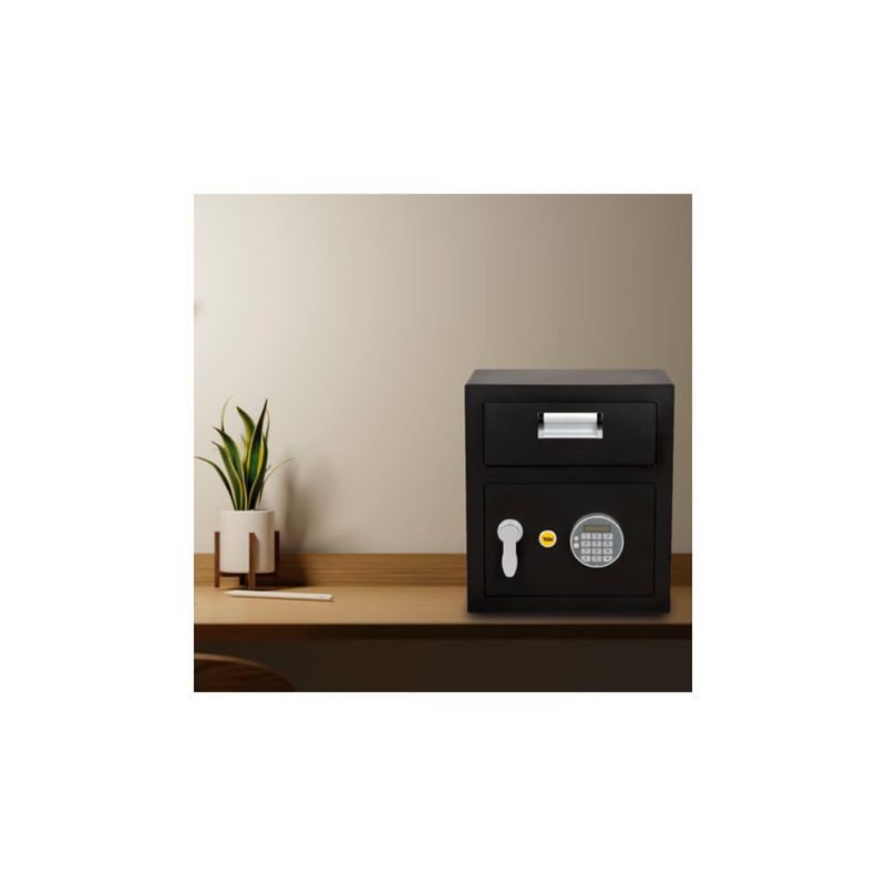 Caja de seguridad digital con buzón 40 x 35 x 35 cm Yale, ubicada sobre un escritorio junto a una planta decorativa