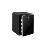 Caja de seguridad biométrica táctil 40x50x40 cm Yale, vista en perspectiva con la puerta abierta y panel frontal negro