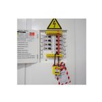 Candado dieléctrico nylon 76 mm amarillo Yale, instalado en un tablero eléctrico con etiqueta de peligro