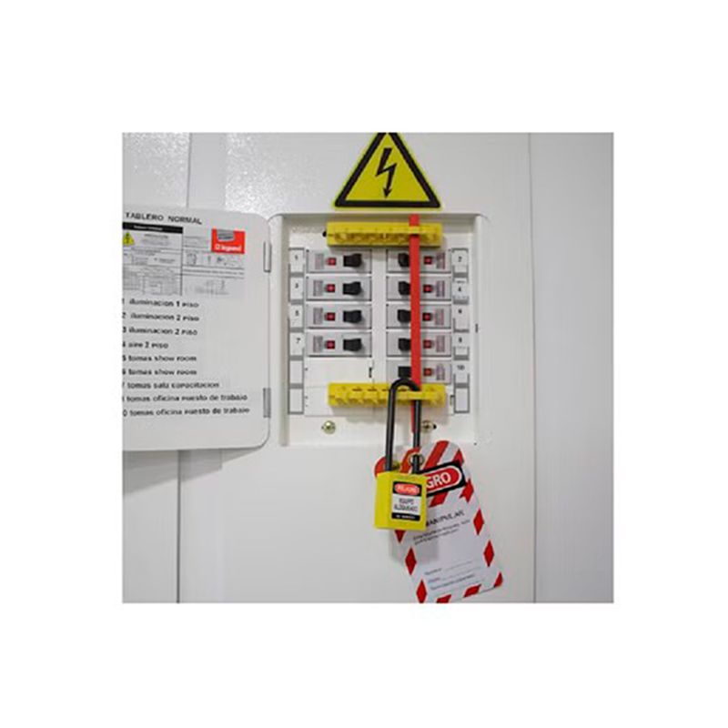 Candado dieléctrico nylon 76 mm amarillo Yale, instalado en un tablero eléctrico con etiqueta de peligro