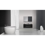 Azulejo Farbe 25 x 40 blanco baño Porcelanite, ambientación de baño moderno con tina blanca y mueble negro