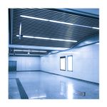 Luminaria LED lineal Eco 16W DL Sylvania, instalada en el techo de un pasillo moderno con iluminación blanca