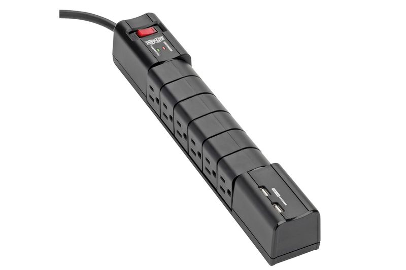 Regleta eléctrica negra de 6 salidas y 2 USB con supresor Tripp Lite, vista lateral en ángulo con puertos y cable