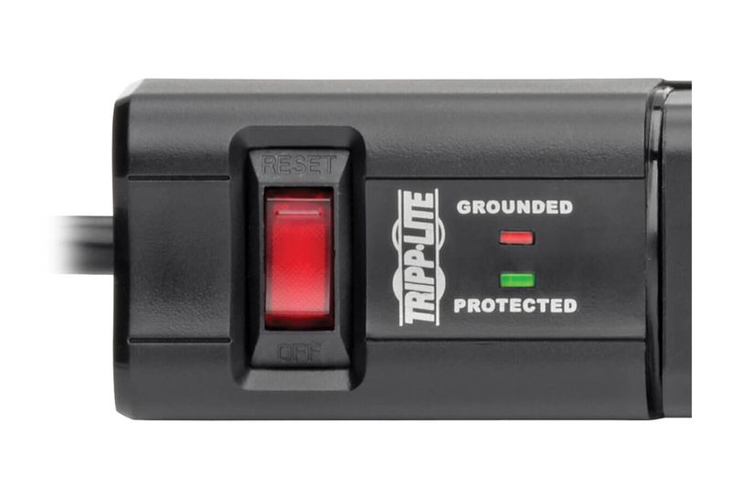 Regleta eléctrica negra 6 salidas +2 USB con supresor Tripp Lite, primer plano del interruptor rojo y luces indicadoras