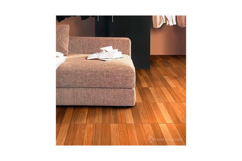 Baldosa 45x45 Cumaru geométrico madera miel mate San Lorenzo, instalada en el piso de una habitación con un sofá beige