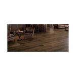 Baldosa 20 x 120 Strongwood cherry rect 1A Daltile, instalada en piso de sala con muebles de cuero marrón