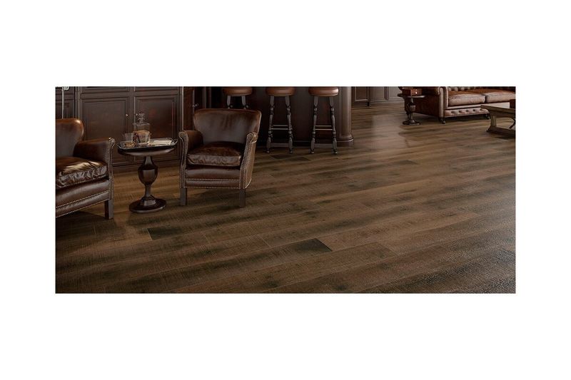 Baldosa 20 x 120 Strongwood cherry rect 1A Daltile, instalada en piso de sala con muebles de cuero marrón