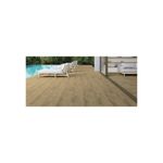 Baldosa 20x120 Legend Brown Rect 1A Daltile, instalada en piso exterior junto a una piscina y área de terraza