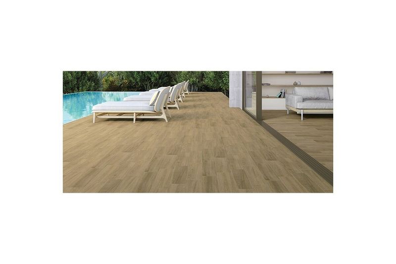 Baldosa 20x120 Legend Brown Rect 1A Daltile, instalada en piso exterior junto a una piscina y área de terraza