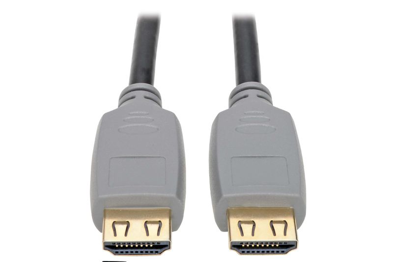 Cable HDMI de 1 metro 4K 60Hz alta sujeción Tripp Lite, primer plano de los dos conectores dorados con recubrimiento gris