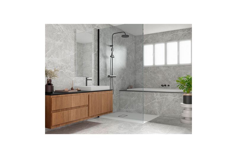 Porcelanato 60x120 At.Stone Pearl Mármol Pamesa, aplicado en paredes y piso de un baño moderno con accesorios negros