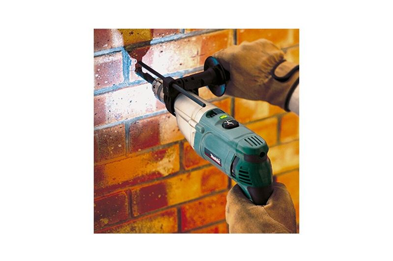 Taladro percutor eléctrico Makita de 3/4 pulgadas y 930 W, siendo utilizado por una persona para perforar una pared