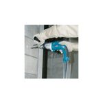 Taladro percutor eléctrico Makita de 3/4 pulgadas y 930 W, siendo utilizado para perforar una pared de concreto