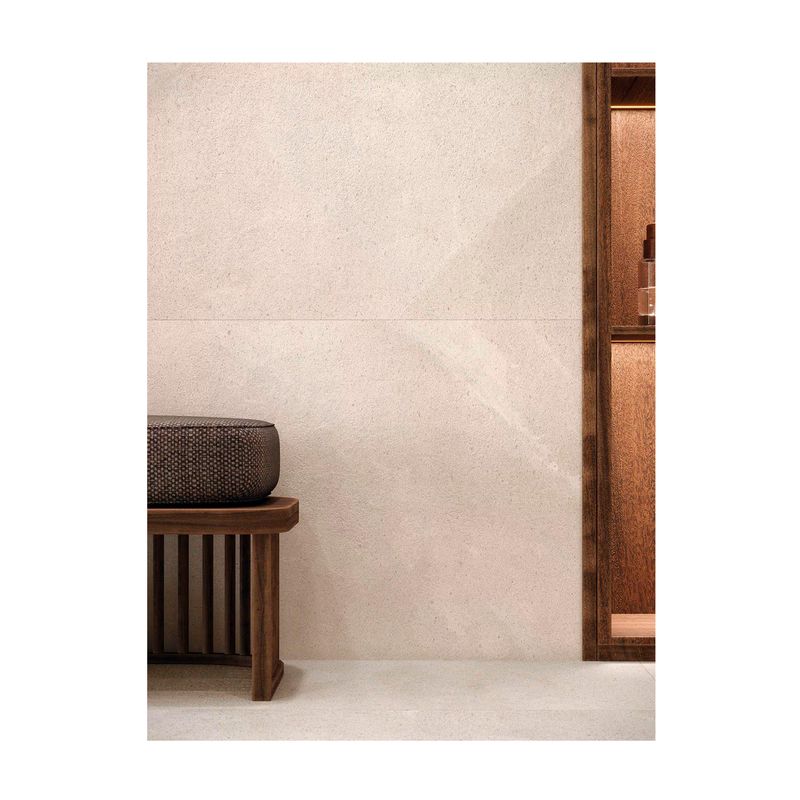 Porcelanato 59x150 Limestone Bone Mate Porcelanosa, ambiente decorado con banco de madera y mueble lateral