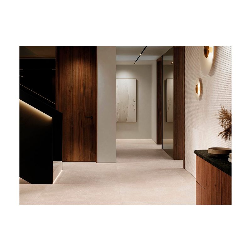 Porcelanato 120x120 Saddle Caliza mate Porcelanosa, aplicado en piso de un pasillo interior con paredes blancas y madera