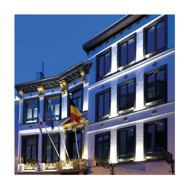 Reflector Jeta LED 20 W 6500 K 1700 lm Sylvania, ejemplo de uso iluminando la fachada exterior de un edificio blanco