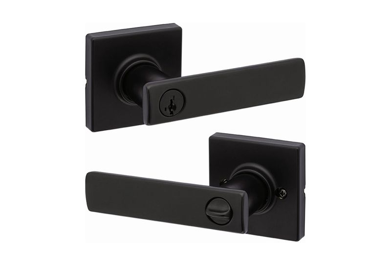 Cerradura manecilla baño cuadrada Breton negro Kwikset, juego de dos piezas en acabado negro mate con diseño cuadrado
