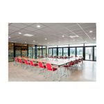 Panel Flatlit LED 2x4 70W 4000K 5000L Sylvania, instalado en techo de oficina con mesas y sillas rojas