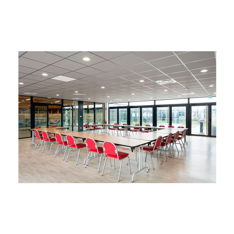 Panel Flatlit LED 2x4 70W 4000K 5000L Sylvania, instalado en techo de oficina con mesas y sillas rojas