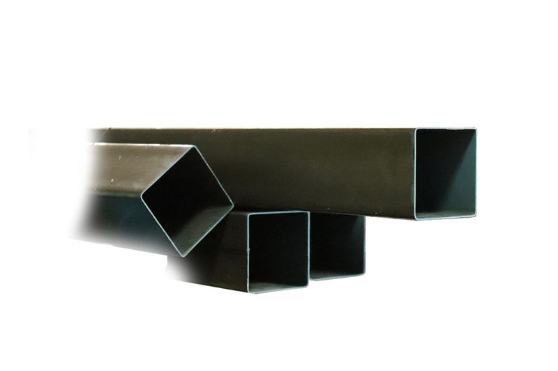 Tubo cuadrado negro 6 mts 1/8 4x4 ch-11 Aceros de Guatemala, detalle de los extremos abiertos de varios tubos apilados