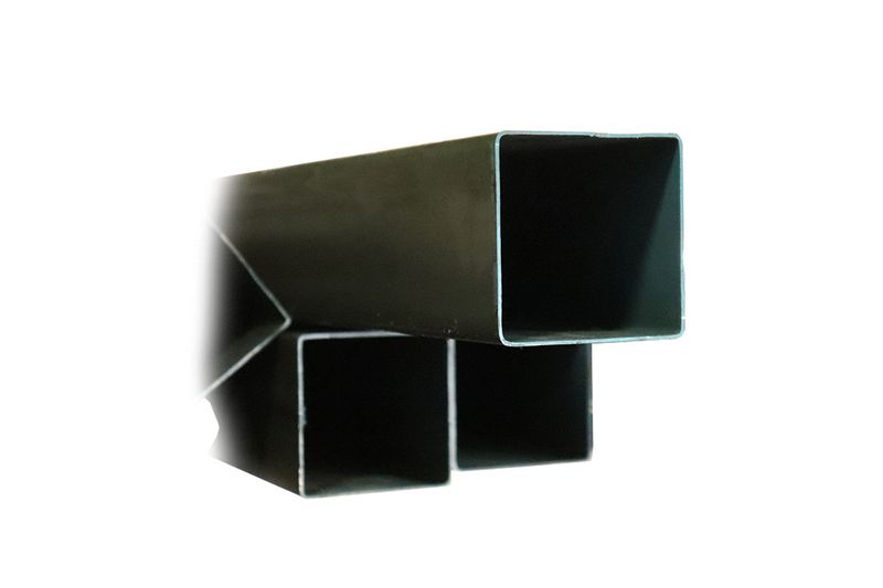 Tubo cuadrado negro 6 mts 1/8 4x4 ch-11 Aceros de Guatemala, detalle en primer plano del perfil hueco y acabado oscuro