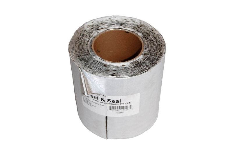 Cinta tapagotera aluminio de 4 pulgadas x 33.5 pies Peel & Seal, rollo plateado con etiqueta blanca y núcleo de cartón