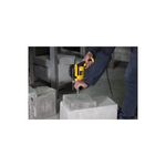Taladro percutor eléctrico DeWalt de 1/2 pulgada y 650 W, siendo utilizado por una persona para perforar un bloque de