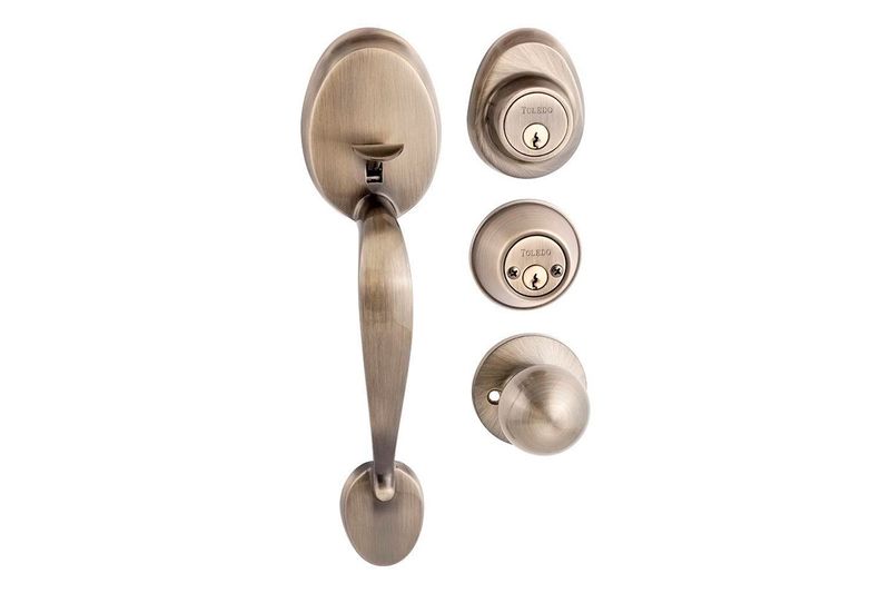 Cerradura pichel llave/llave Oviedo bronce antiguo Toledo, conjunto de manija, cilindros y pomo sobre fondo blanco
