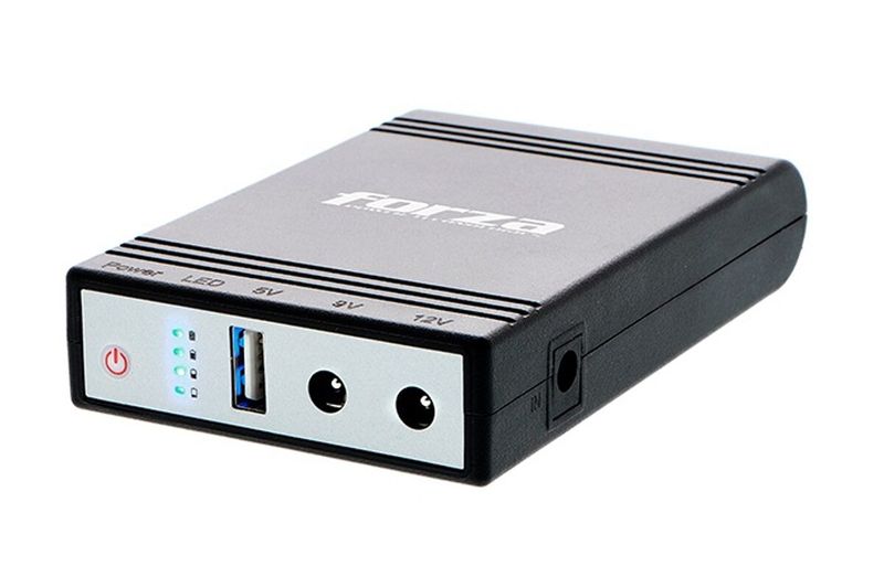 UPS y cargador portátil DC 14 W 5/9/12 V Forza, vista frontal detallando el botón de encendido, puerto USB y salidas DC