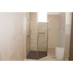 Cabina para baño diamante 120x120x200 Sinsa, instalada en baño con paredes claras y grifería metálica