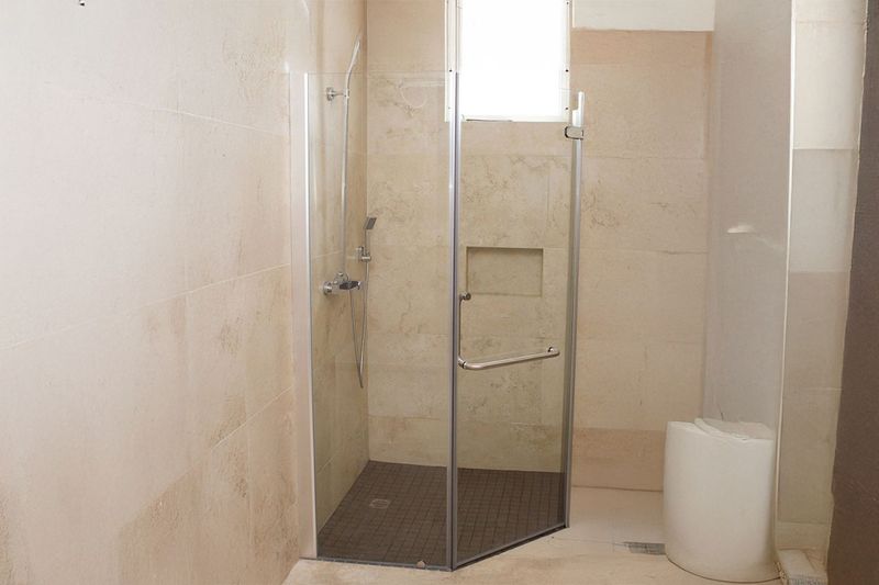 Cabina para baño diamante 120x120x200 Sinsa, instalada en baño con paredes claras y grifería metálica