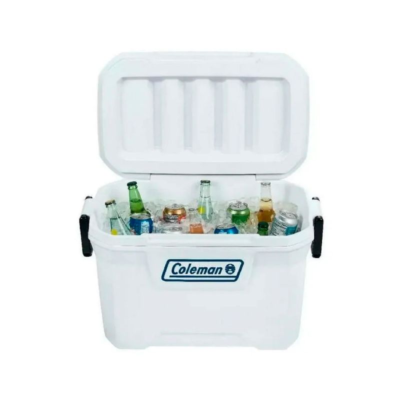 Hielera serie 316 52 qt blanca Coleman, abierta y llena de hielos con botellas y latas de bebidas