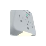 Tomacorriente protector 3 salidas 3 USB 110V Forza, primer plano en ángulo que muestra los puertos y luz nocturna encendida