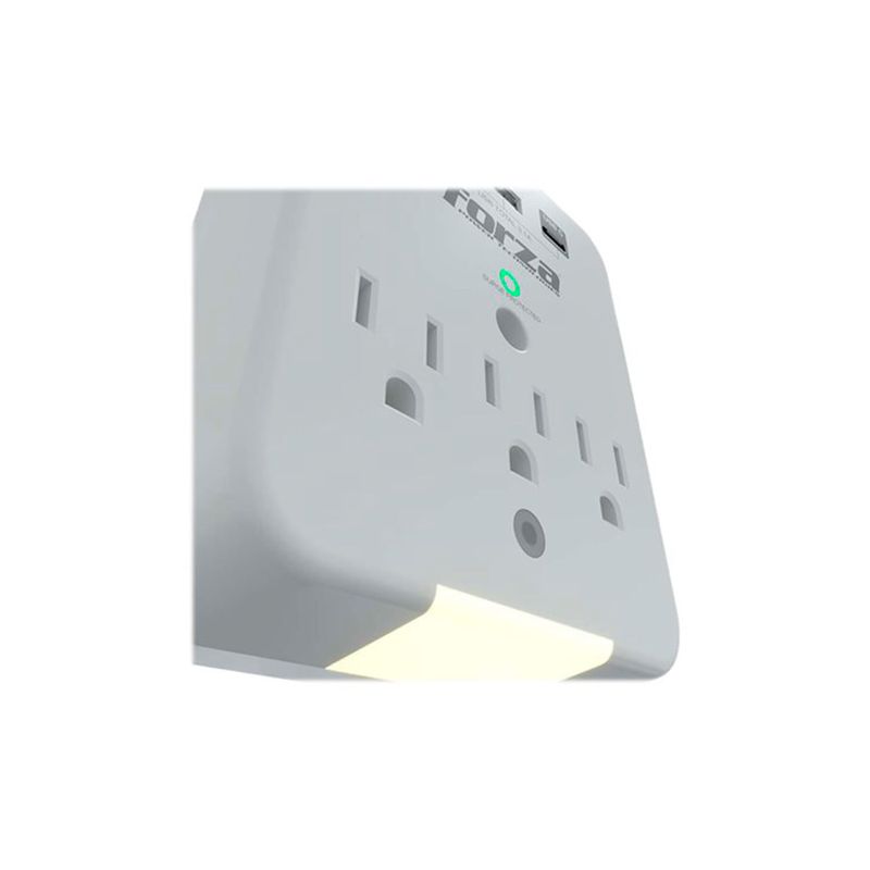 Tomacorriente protector 3 salidas 3 USB 110V Forza, primer plano en ángulo que muestra los puertos y luz nocturna encendida