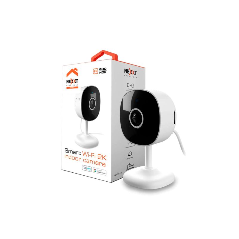 Kit de cámara interior, toma sencillo y bombillo Smart Nexxt, cámara blanca junto a su caja con logos de conectividad