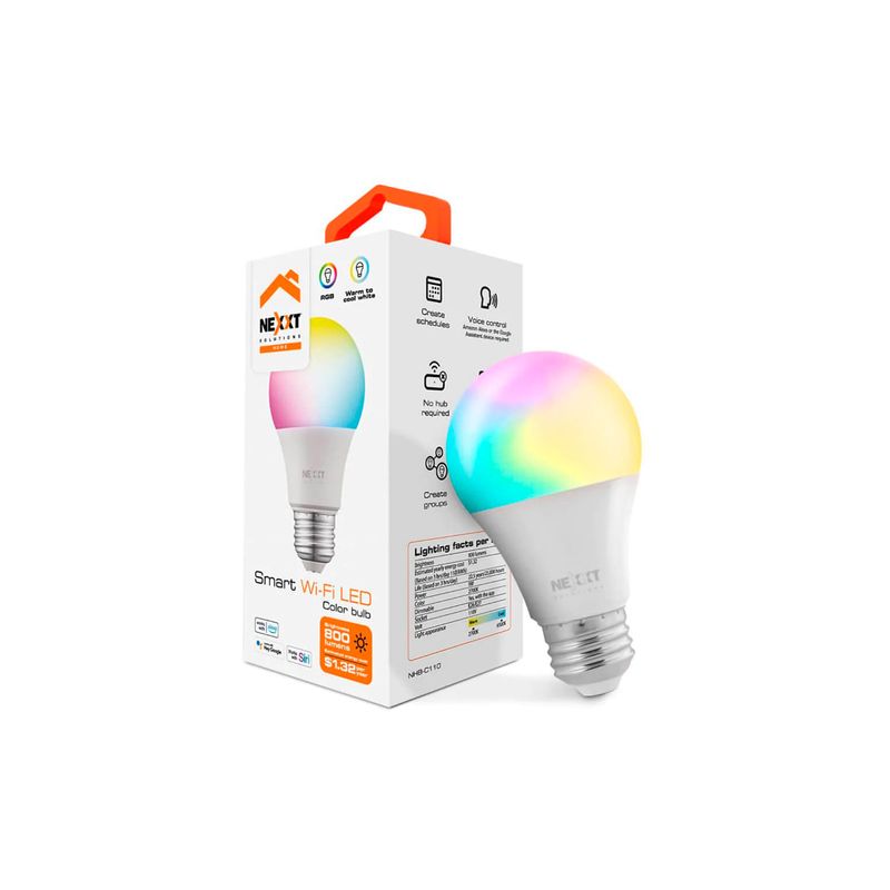 Kit de cámara interior, toma sencillo y bombillo Smart Nexxt, primer plano del bombillo LED multicolor y su caja blanca