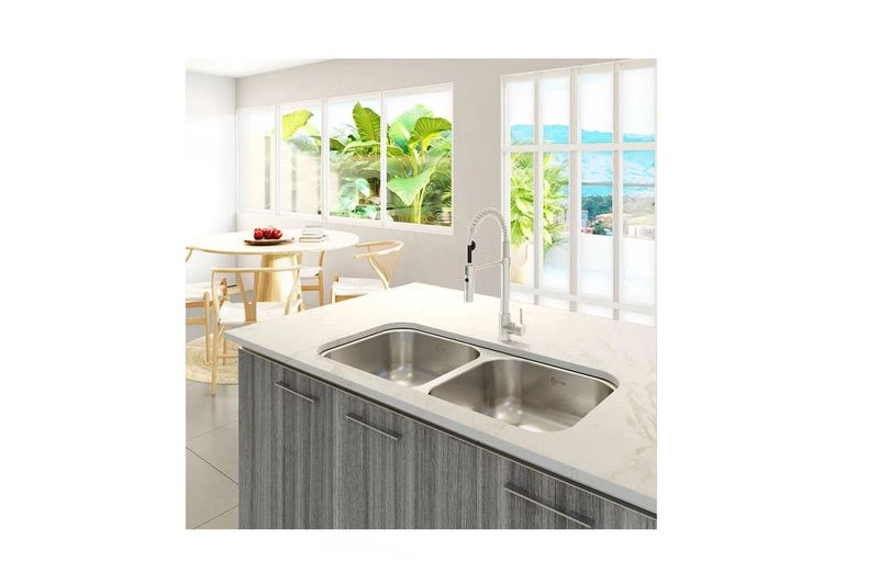 Pantry 2 tinas 43x80x16.5 sin escurridor submontar Socoda, instalado en encimera blanca con grifo flexible y mueble gris