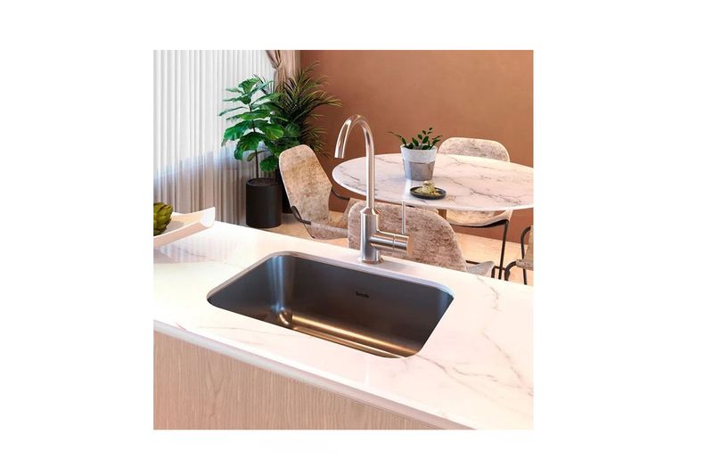 Pantry 1 tina 46x59x19 sin escurridor submontar Socoda, instalado en encimera blanca con grifo cuello de cisne