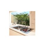 Pantry 2 tinas 51 x 100 x 17.5 cm sin escurridor Socoda, instalado en cocina con grifo y colador con cerezas rojas