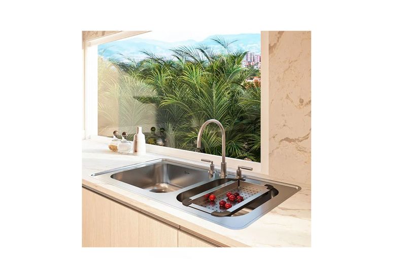 Pantry 2 tinas 51 x 100 x 17.5 cm sin escurridor Socoda, instalado en cocina con grifo y colador con cerezas rojas