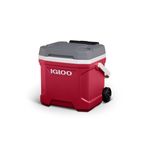 Hielera 16 qt Latitude con rueda rojo Igloo, vista angular frontal que muestra la rueda negra y el asa blanca