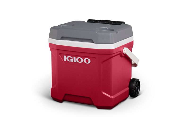 Hielera 16 qt Latitude con rueda rojo Igloo, vista angular frontal que muestra la rueda negra y el asa blanca