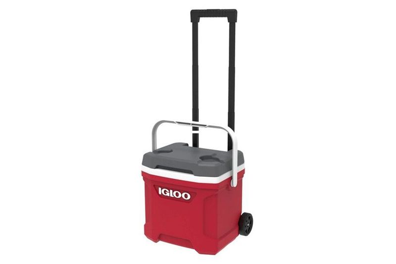 Hielera 16 QT Latitude con rueda rojo Igloo, vista frontal con mango extensible negro y tapa gris