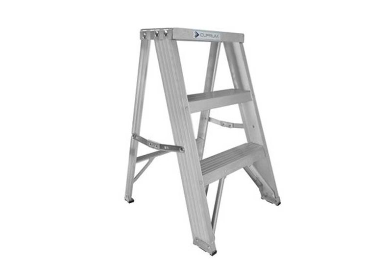 Escalera de aluminio Cuprum de 2 pies y 330 lbs, vista diagonal abierta tipo tijera con peldaños estriados