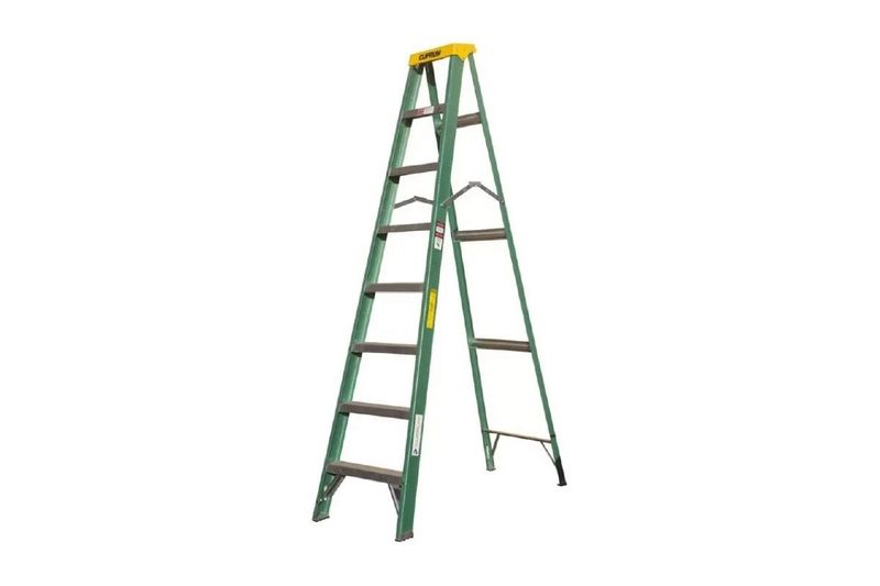 Escalera tijera fibra vidrio 8 pies 385 lbs Cuprum, vista frontal completa en color verde con peldaños grises