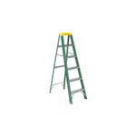 Escalera tijera fibra vidrio 8 pies 385 lbs Cuprum, vista frontal completa en color verde con peldaños y tope amarillo