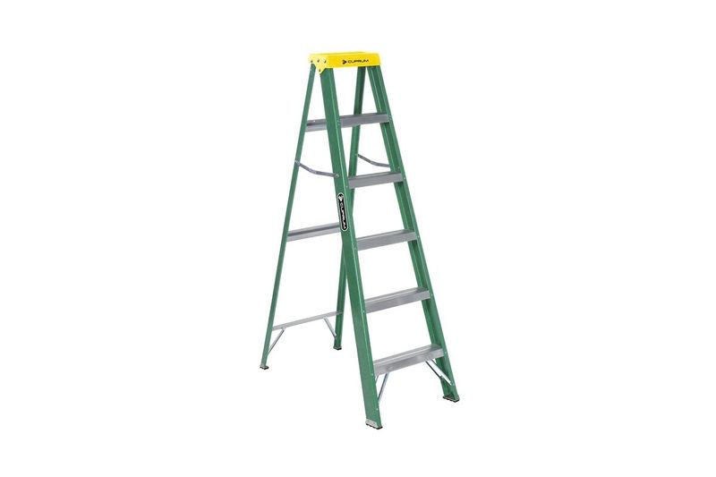Escalera tijera fibra vidrio 8 pies 385 lbs Cuprum, vista frontal completa en color verde con peldaños y tope amarillo