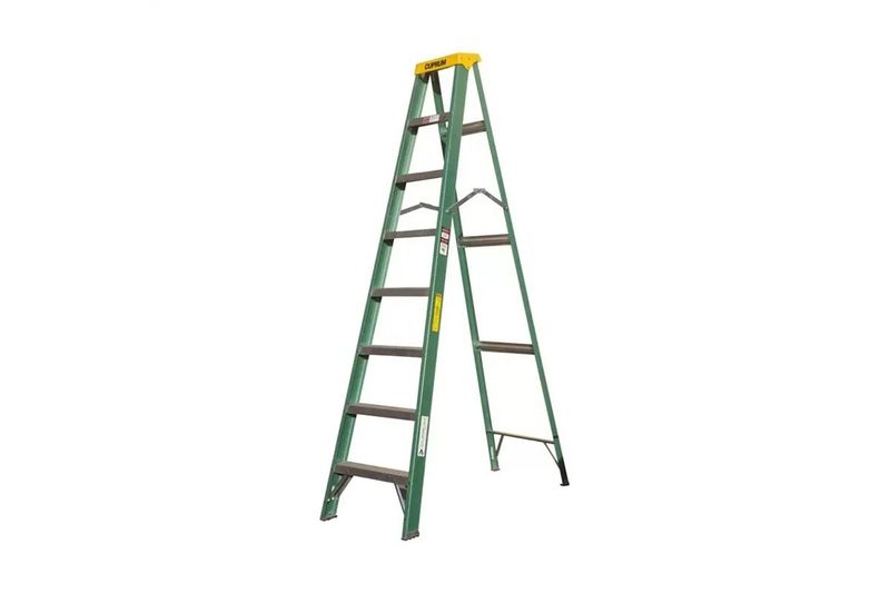 Escalera tijera fibra vidrio 8 pies 385 lbs Cuprum, vista frontal abierta con peldaños grises y tope amarillo